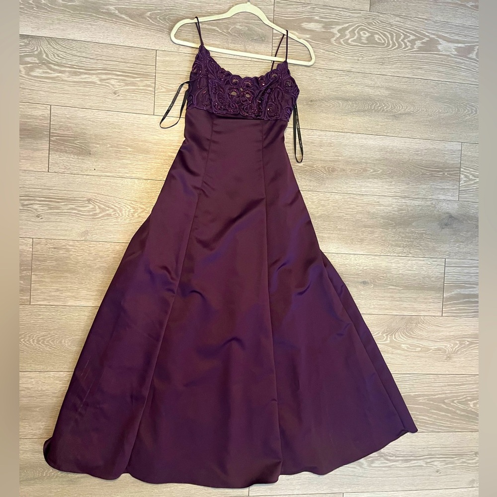 zum zum purple prom or formal dress size says 3-4 but i am a 00-2 and it fits
